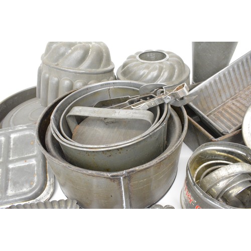 128 - Kitchenalia Interest - Assorted vintage cake tins and jelly moulds, pastry cutters etc