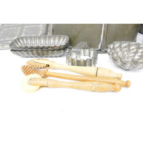 128 - Kitchenalia Interest - Assorted vintage cake tins and jelly moulds, pastry cutters etc