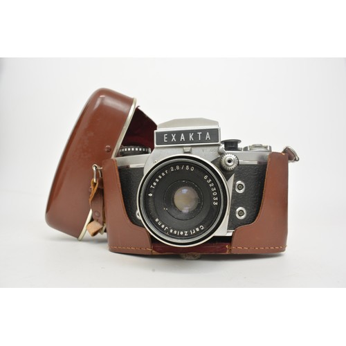 92 - Vintage cameras consisting ExaktaVX1000 Carl Zeiss Jena lens, Carl Braun Paxette Super 1 L, Coronet ... 