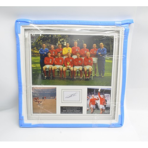 97 - Sporting memorabilia - England World Cup 1966, team photo with signature by Sir Geoff Hurst, certifi... 