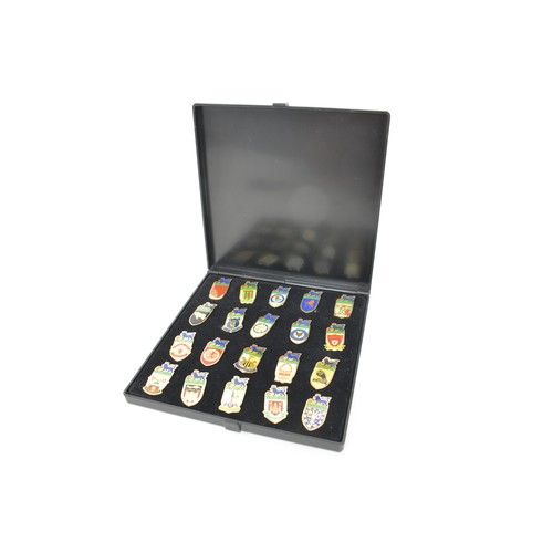 101 - Arsenal Football memorabilia items, including pin badges,  programs, handbooks some of which are sig... 