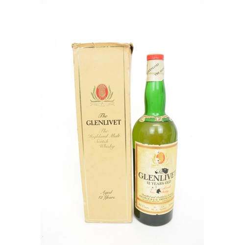 118 - Whisky group consisting boxed Glenlivet Aged 12 years 70 proof, Glenmorangie Single Highland Scotch ... 