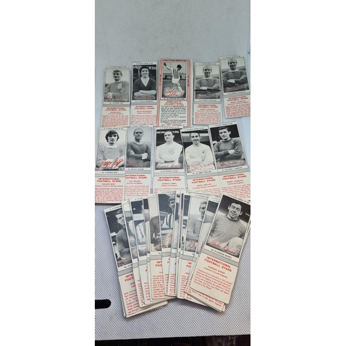 522 - Selection of International football stars trading cards inc George best etc with facsimile signature... 