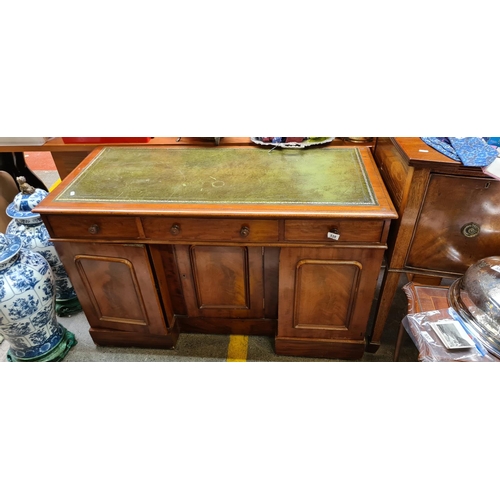 539 - Super antique Executive desk with tooled leather top Super example, lovely piece of functional furni... 