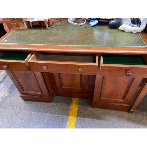 539 - Super antique Executive desk with tooled leather top Super example, lovely piece of functional furni... 