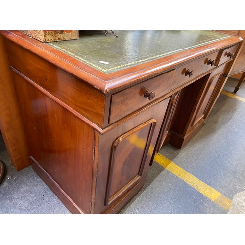 539 - Super antique Executive desk with tooled leather top Super example, lovely piece of functional furni... 