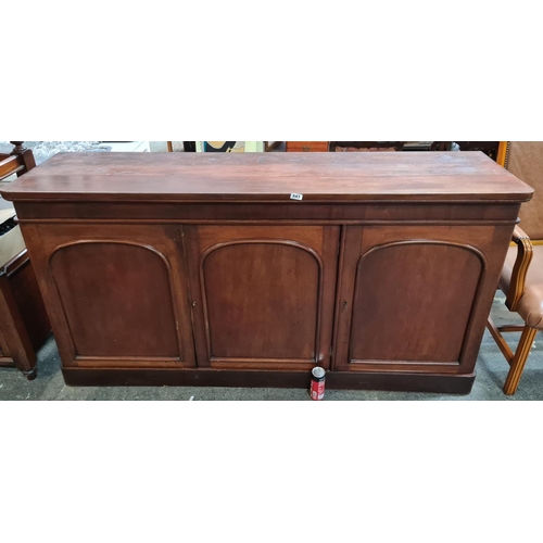 543 - Super quality Victorian 3 compartment mahogany sideboard. In very good condition.
W x 182cm, H x 95c... 