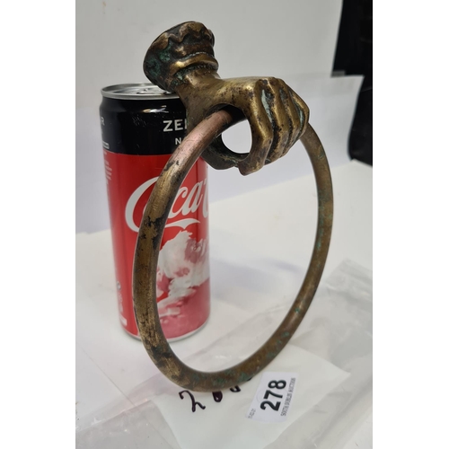 278 - Georgian hand holding a large hoop.