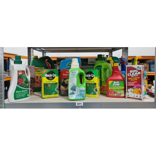 71 - Large quantity, full shelf of garden products  Some new and some slight use