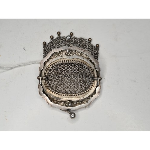 413 - Victorian mesh purse with double clasp interior. Think its silver but the marks are worn. Lovely qua... 