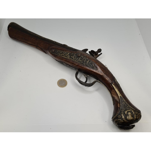 640 - Antique lots of signs of age and heavy Blunderbuss. some damage to the wood around the handle and no... 