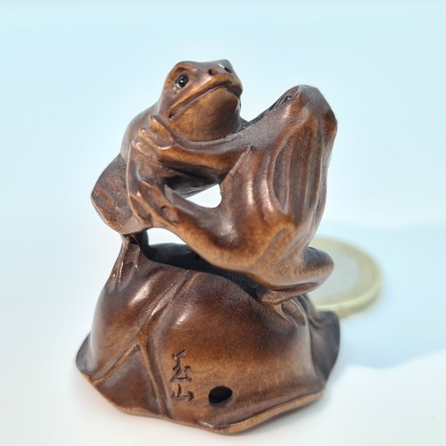 170 - Super antique  boxwood double frog netsuke. Signed by the artist.