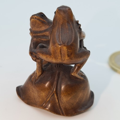 170 - Super antique  boxwood double frog netsuke. Signed by the artist.