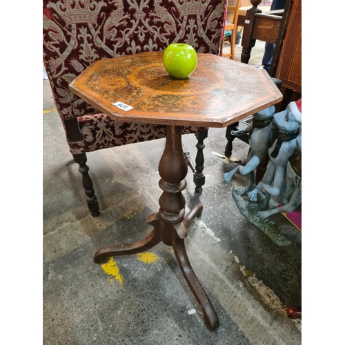 625 - Antique occasional table with very fine marquetry.