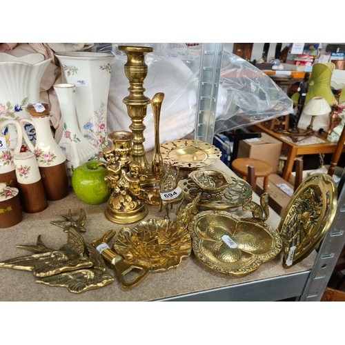 694 - Large collection of assorted copper and brass items