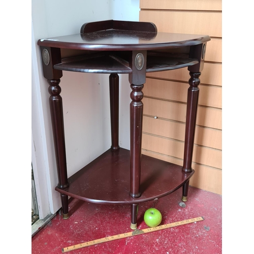 70 - Vintage corner occasional table with two tiers. Mm: 77cm x 47 cm deep.