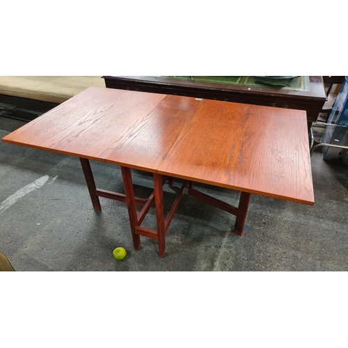 686 - Drop-leaf table. 72 cm x 25 cm x 80 cm. 145cm wide when extended. Very nice clean example.