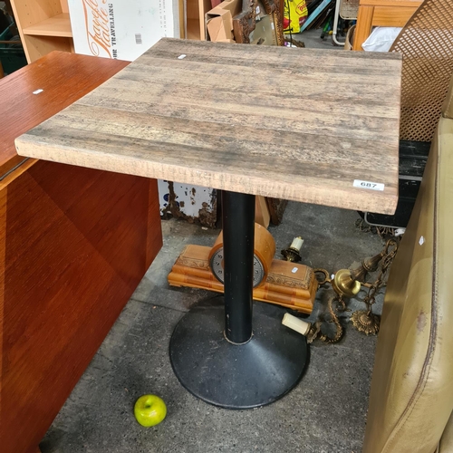 687 - Single stem bar / restaurant table with nice rustic wood top. Mm: 76 cm x 60 cm 60 cm.