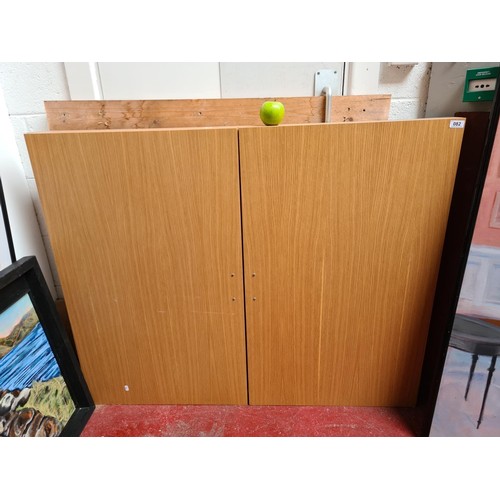 78 - Large teachers's aid. Wooden cabinet containing a roll-down projector screen, whiteboard screen, lar... 