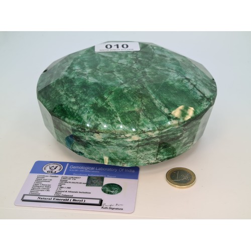 10 - An amazing 12,665 carat natural Emerald. Weights 2534G. An incredible huge natural Stone, Natural pr... 