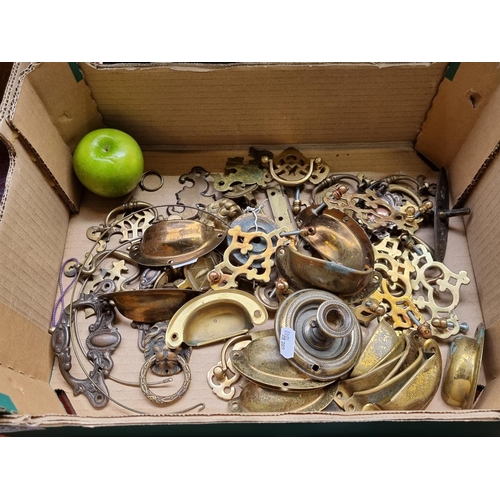 533 - Box of miscellaneous brass items, including door handles, door knockers, drawer pulls etc.