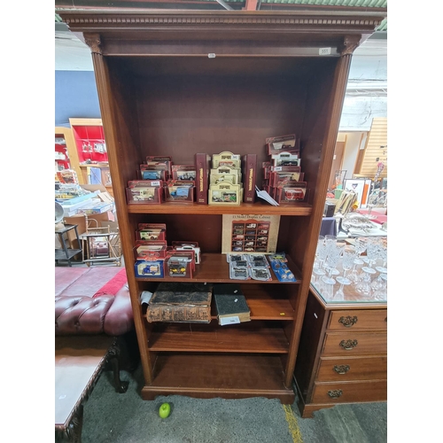 551 - Handsome bookcase featuring four shelves. 189cm tall.