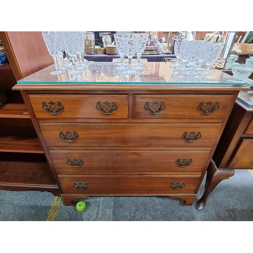 555 - Antique chest of drawers featuring five drawers. In excellent condition, with drop handles. Measures... 