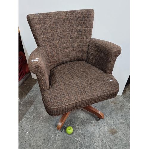 581 - Vintage office swivel chair featuring four legs with wheels. Good condition.