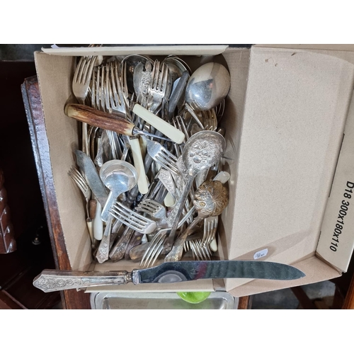 582 - Mixed box of mixed cutlery, unchecked.