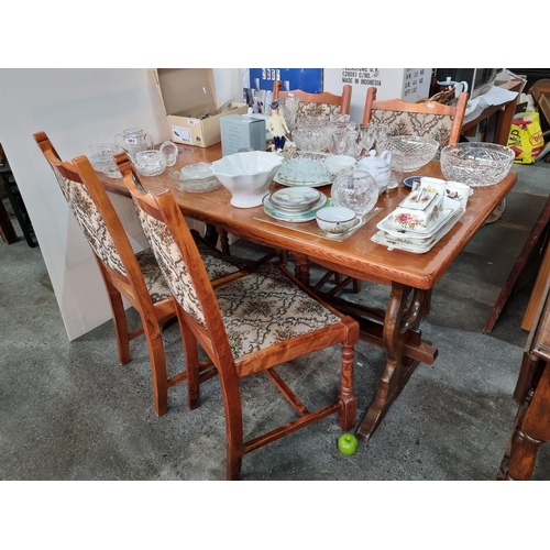 585 - Vintage wooden honey oak table with four upholstered chairs in excellent condition. Table measures 7... 