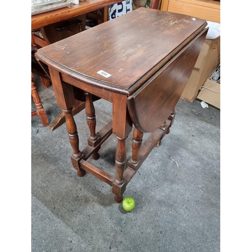 586 - 1930s wooden drop-leaf table