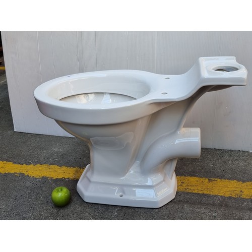 285 - Heritage porcelain lavatory, brand new in box. Usually retail for €200-€300.