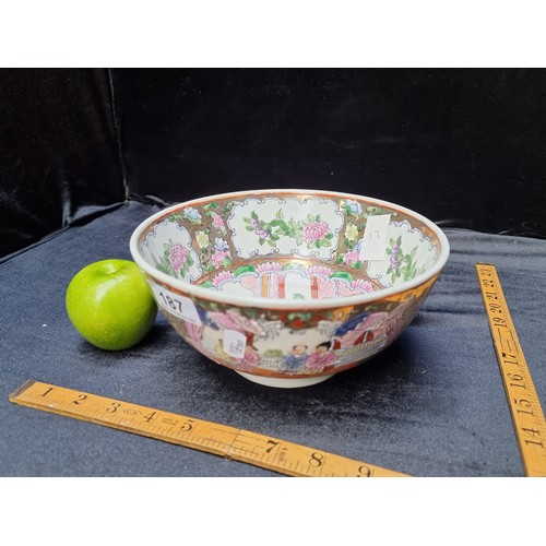 187 - Handpainted antique famille rose Chinese bowl. Beautifully decorative, with a 4 charachter reign mar... 