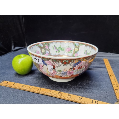 187 - Handpainted antique famille rose Chinese bowl. Beautifully decorative, with a 4 charachter reign mar... 