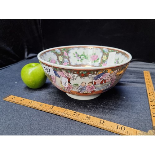 187 - Handpainted antique famille rose Chinese bowl. Beautifully decorative, with a 4 charachter reign mar... 