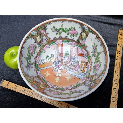 187 - Handpainted antique famille rose Chinese bowl. Beautifully decorative, with a 4 charachter reign mar... 