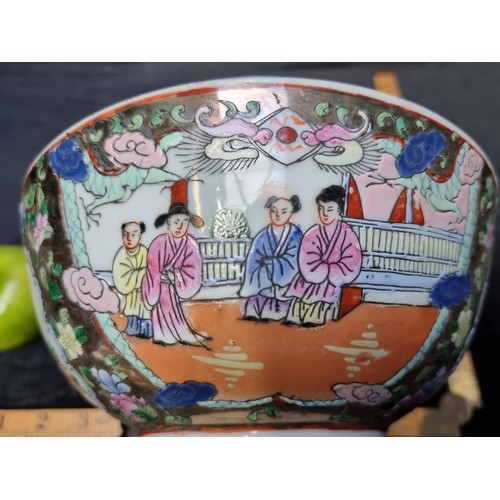 187 - Handpainted antique famille rose Chinese bowl. Beautifully decorative, with a 4 charachter reign mar... 