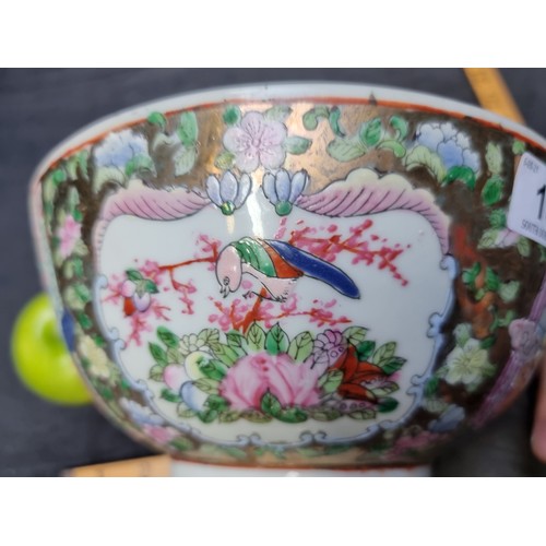 187 - Handpainted antique famille rose Chinese bowl. Beautifully decorative, with a 4 charachter reign mar... 