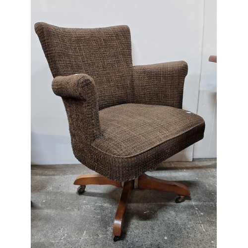 581 - Vintage office swivel chair featuring four legs with wheels. Good condition.