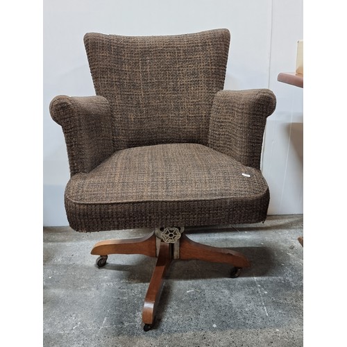 581 - Vintage office swivel chair featuring four legs with wheels. Good condition.