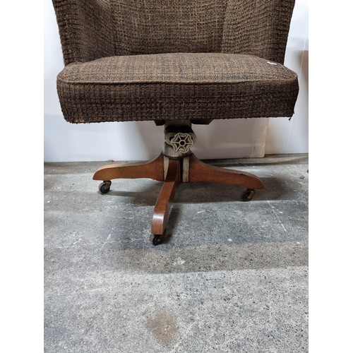 581 - Vintage office swivel chair featuring four legs with wheels. Good condition.