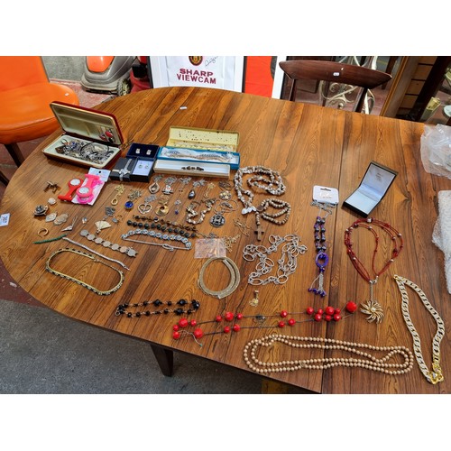 720 - Good size bag of vintage costume jewellery Inc lots of boxed items gem set earrings, Lots of good st... 