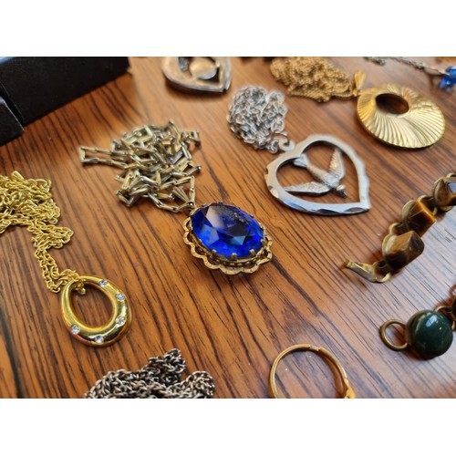 720 - Good size bag of vintage costume jewellery Inc lots of boxed items gem set earrings, Lots of good st... 