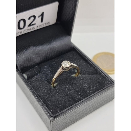 21 - A pretty 18 carat gold gemset solitaire ring. Weight 2.3g, size P.