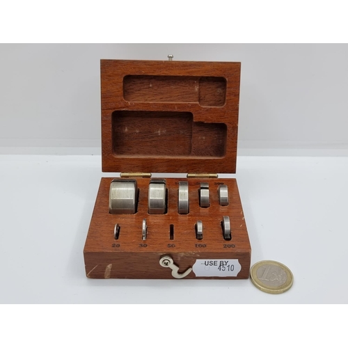 25 - A set of Gold Weights in wooden presentation case by Brown & Sharpe Mfg. Co., Providence. R.I. U.S.A... 