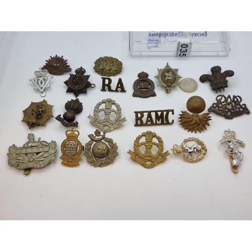 35 - A collection of 19 army badges, some CAP, others BLT, in various colours, some bronze, silver, etc. ... 