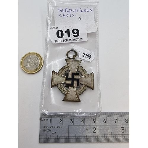 19 - A faithful service German cross mounted on a laurel wreath with a black mounted swastika. To reverse... 