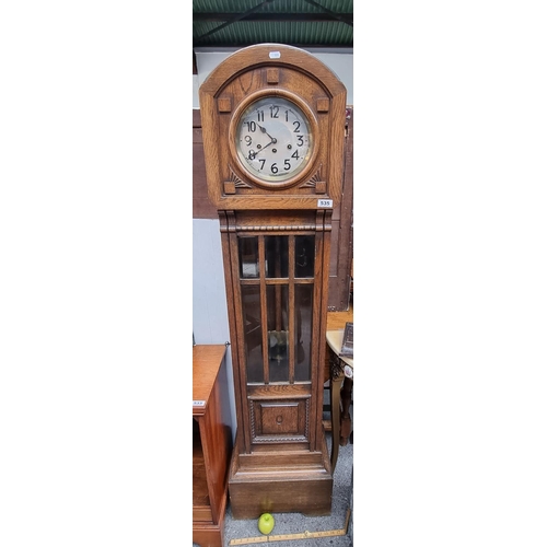 535 - A beautiful antique grandmother clock with pendulum and original key with a bevelled glass door. Ver... 