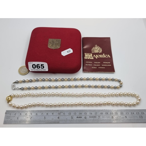 65 - A boxed set of Majorica pearl necklace with gold coloured clasp, with papers, in Majorica box (lengt... 