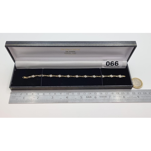 66 - A very pretty 9 carat gold gemset bracelet, length 20cm.